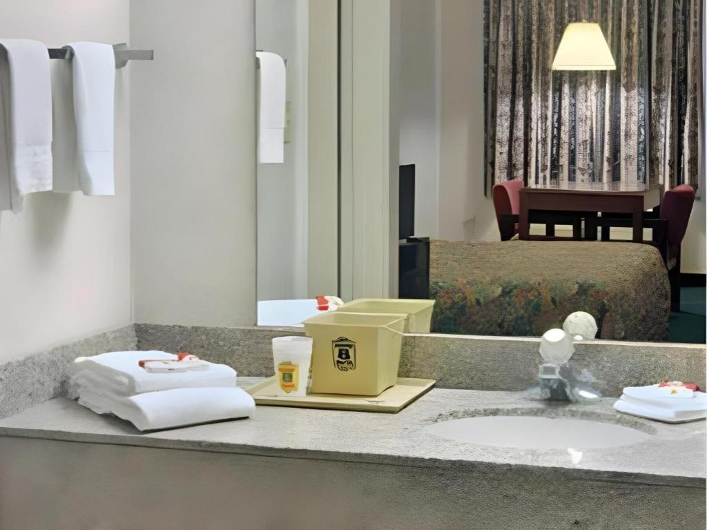 Express Inn Кейти Екстериор снимка