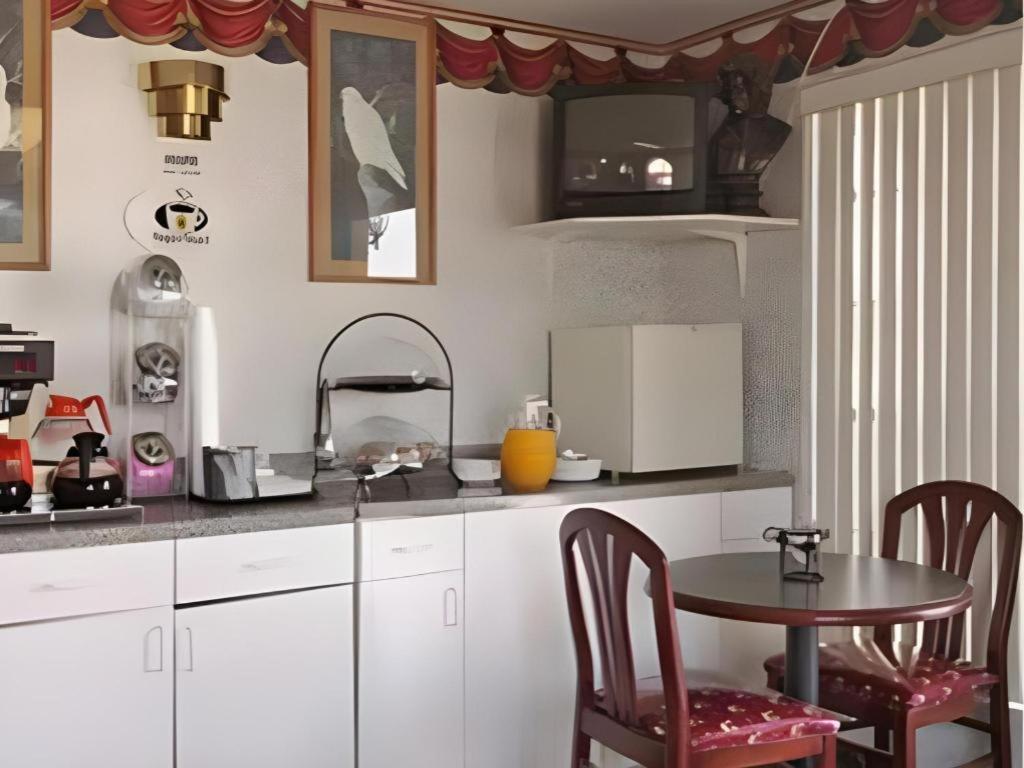 Express Inn Кейти Екстериор снимка